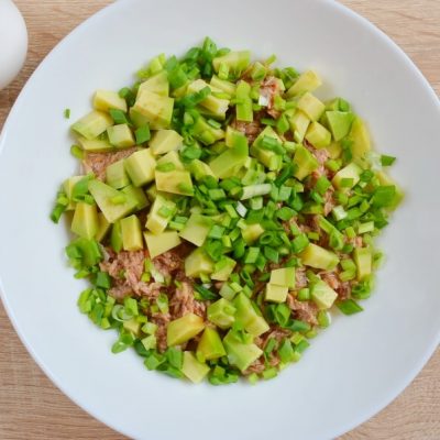 Avocado and Tuna Salad Wraps recipe - step 2