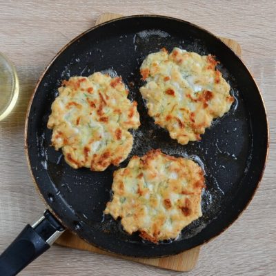 Cheesy Chicken Fritters recipe - step 4