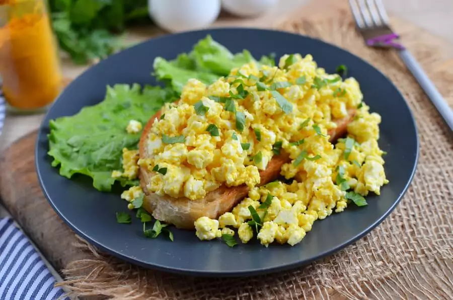 Simple Vegan Scrambled Eggs