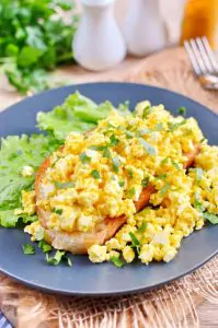 Simple Vegan Scrambled Eggs