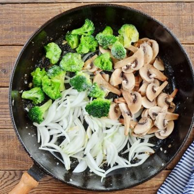 Chicken Broccoli and Mushroom Stir Fry recipe - step 4