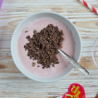 Chocolate-Covered Strawberry Frozen Greek Yogurt Bites recipe - step 2