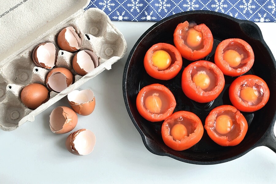 Low Carb Eggs Baked in Tomatoes recipe - step 3