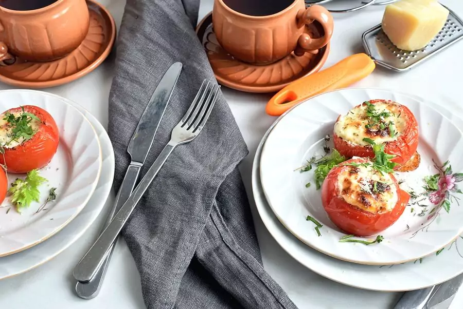 Low Carb Eggs Baked in Tomatoes