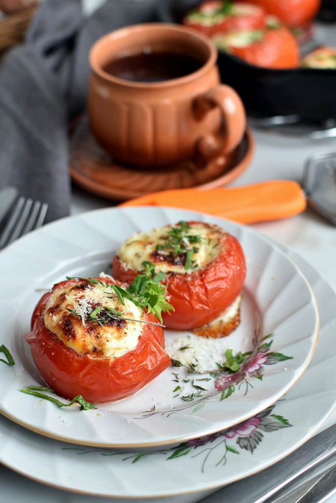 Low Carb Eggs Baked in Tomatoes