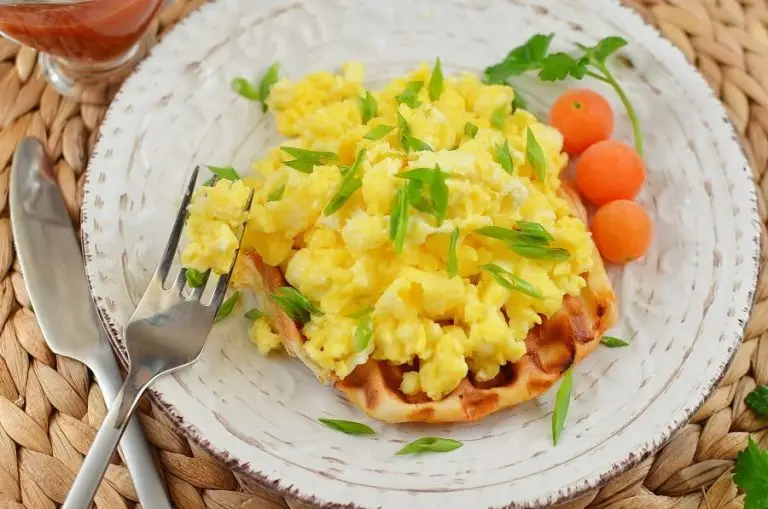 How to serve Scrambled Eggs With Queso Fresco