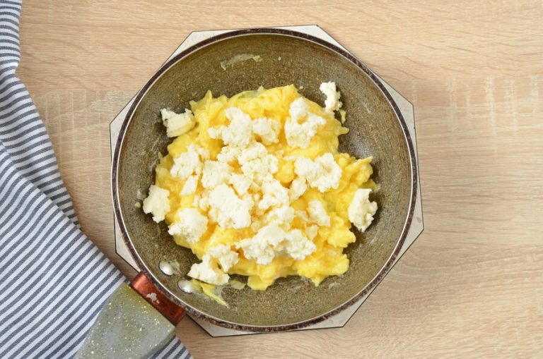 Step 4 - Scrambled Eggs With Queso Fresco