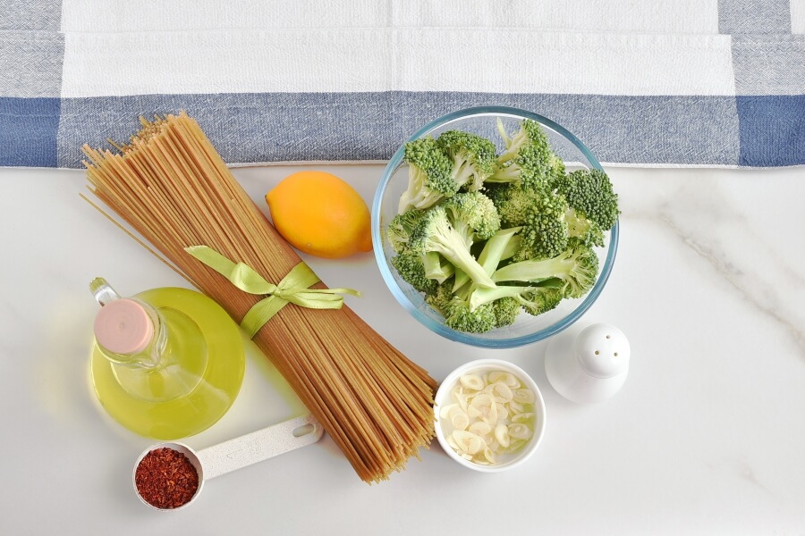Ingridiens for Whole Wheat Spaghetti with Broccoli, Chilli and Lemon