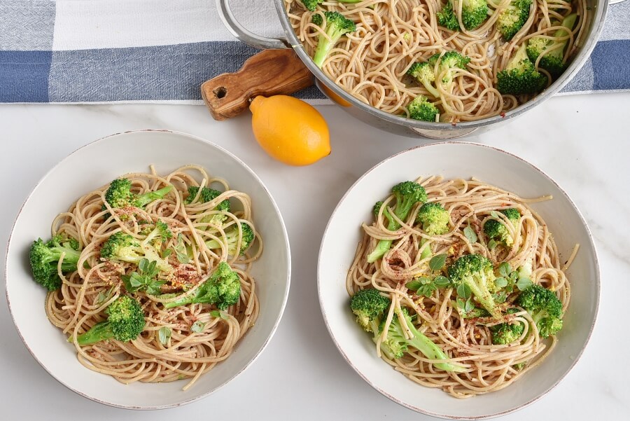 How to serve Whole Wheat Spaghetti with Broccoli, Chilli and Lemon