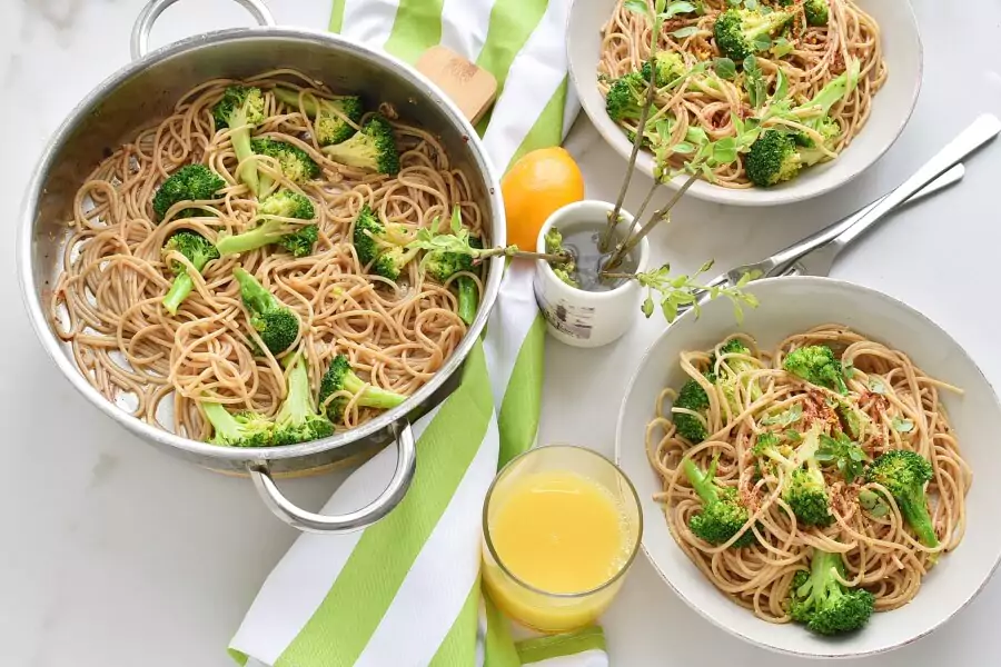 Whole Wheat Spaghetti with Broccoli, Chilli and Lemon