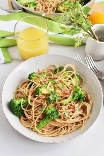 Whole Wheat Spaghetti with Broccoli, Chilli and Lemon