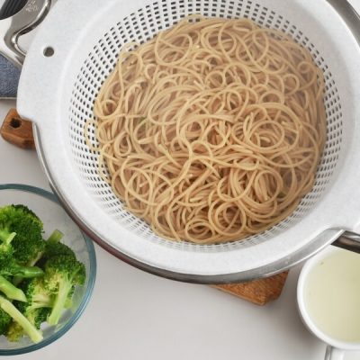 Whole Wheat Spaghetti with Broccoli, Chilli and Lemon recipe - step 2