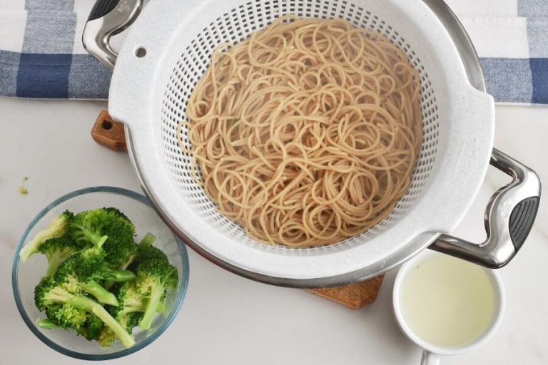 Step 2 - Whole Wheat Spaghetti with Broccoli, Chilli and Lemon