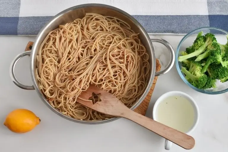 Step 5 - Whole Wheat Spaghetti with Broccoli, Chilli and Lemon