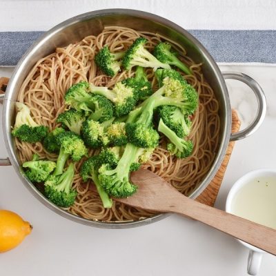 Whole Wheat Spaghetti with Broccoli, Chilli and Lemon recipe - step 5