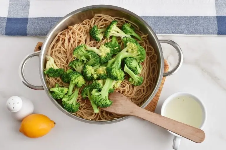Step 5 - Whole Wheat Spaghetti with Broccoli, Chilli and Lemon