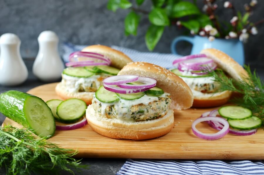 Greek Turkey Burgers with Spinach, Feta & Tzatziki Recipe-How To Make Greek Turkey Burgers with Spinach, Feta & Tzatziki-Delicious Greek Turkey Burgers with Spinach, Feta & Tzatziki