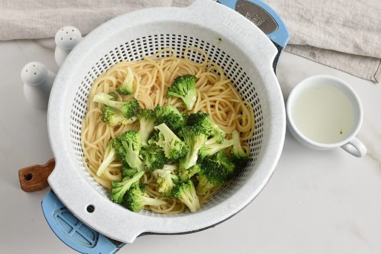 Step 3 - Spaghetti Con Broccoli