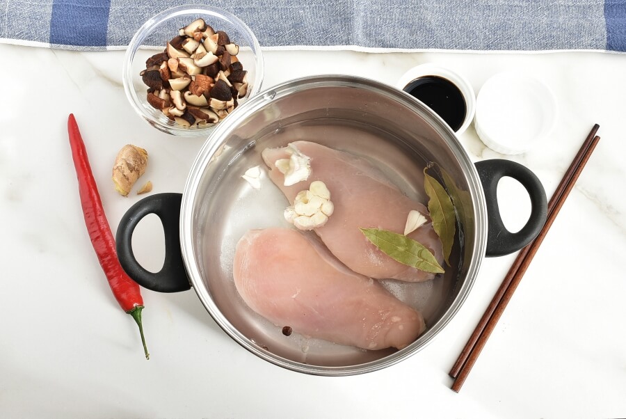 Brothy Poached Chicken with Mushrooms recipe - step 1