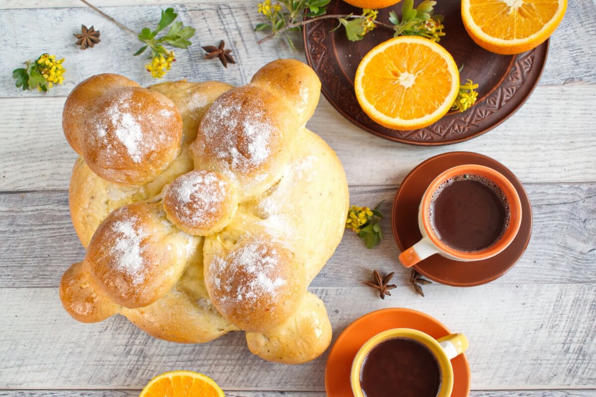 Mexican Day of the Dead Bread (Pan de Muerto)