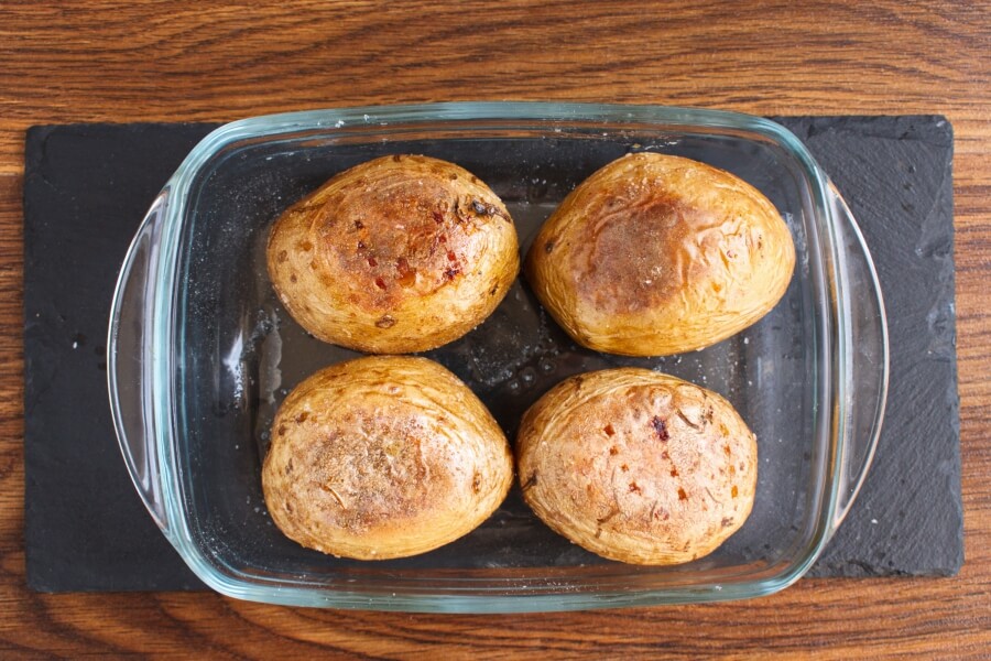 Tuna and Sweetcorn Jacket Potatoes recipe - step 3