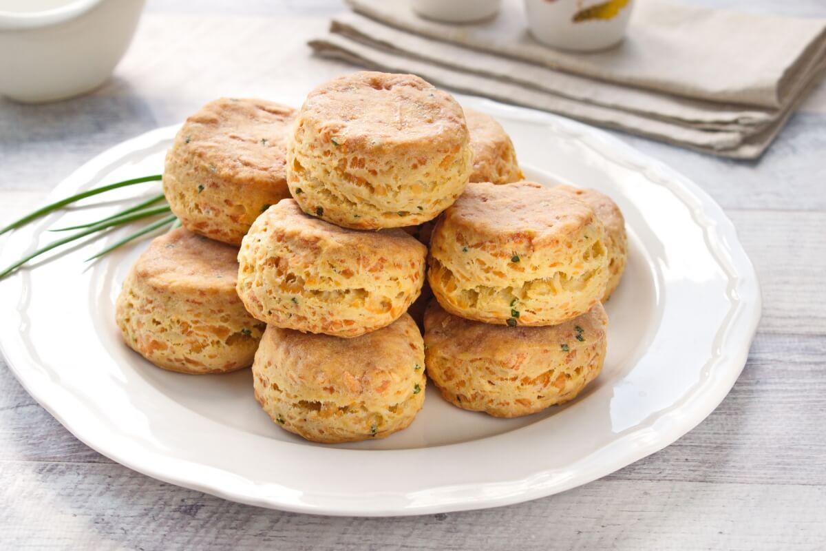 Cheddar Chive Biscuits Recipe-Flaky Cheddar-Chive Biscuits Recipe-Ridiculously Easy Cheddar Chive Biscuits