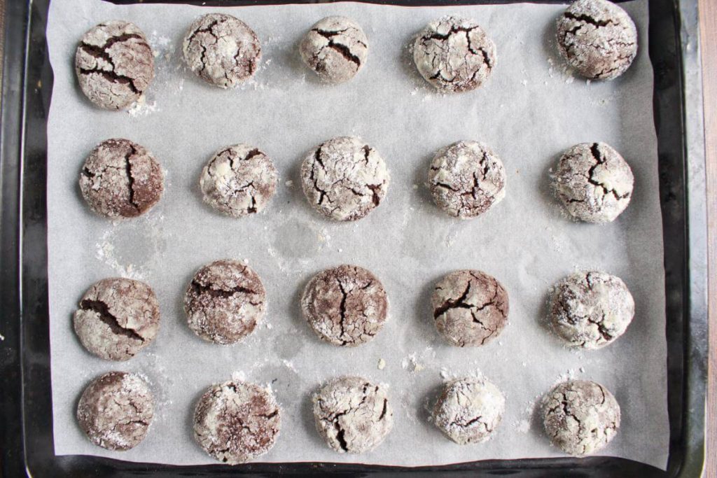 Chocolate Mint Crinkle Cookies recipe - step 12