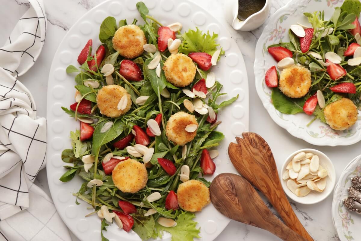 Purslane and Pickled Strawberry Salad Recipe-Pickled Strawberry Salad-Strawberry Goat Cheese Salad