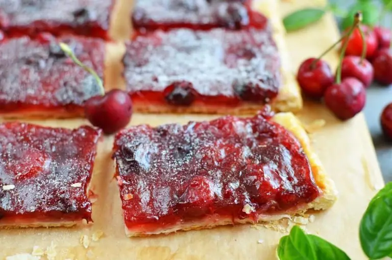 How to serve Easy Cherry Puff Pastry Tart