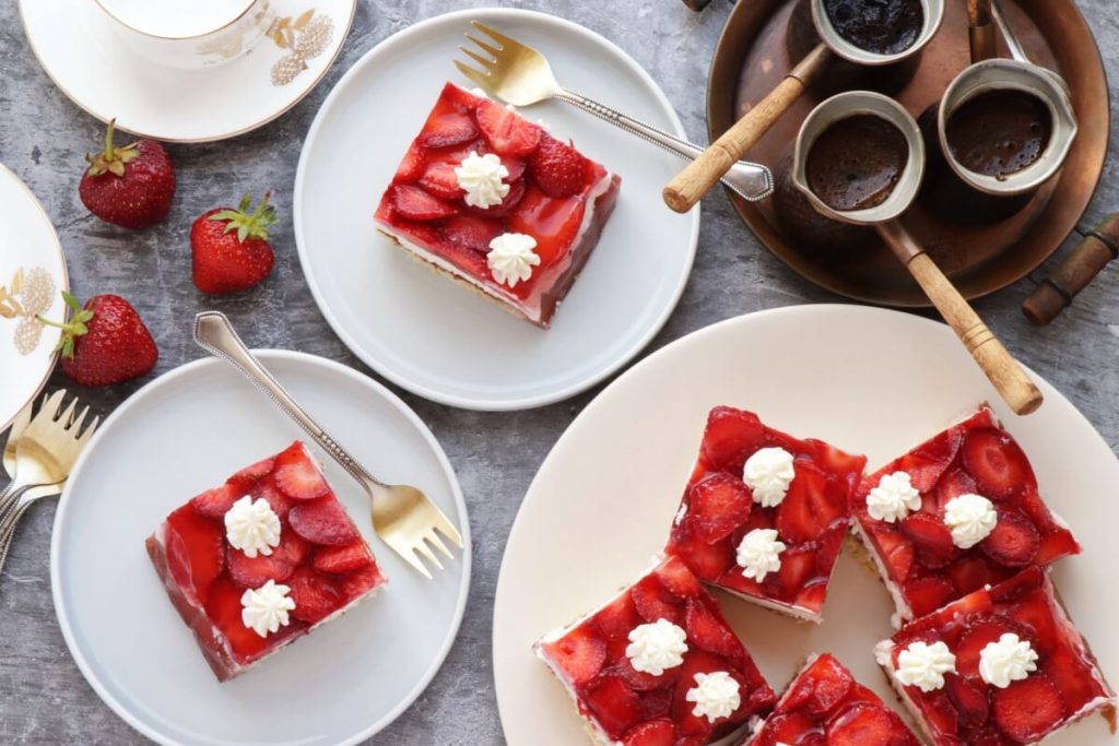 How to serve Fresh Strawberry Cake