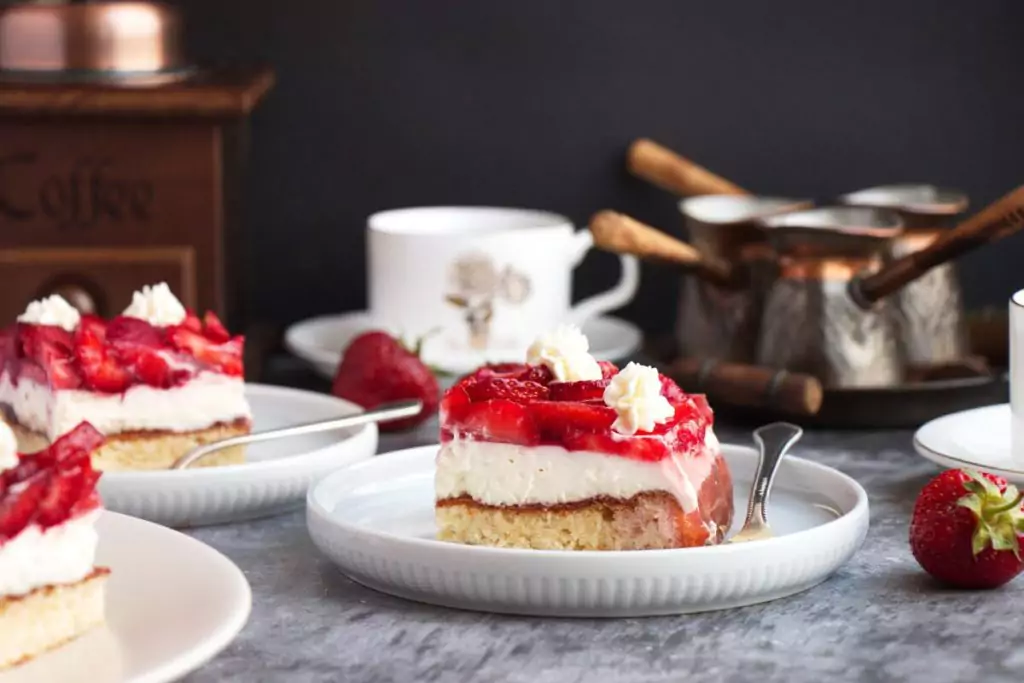Fresh Strawberry Cake