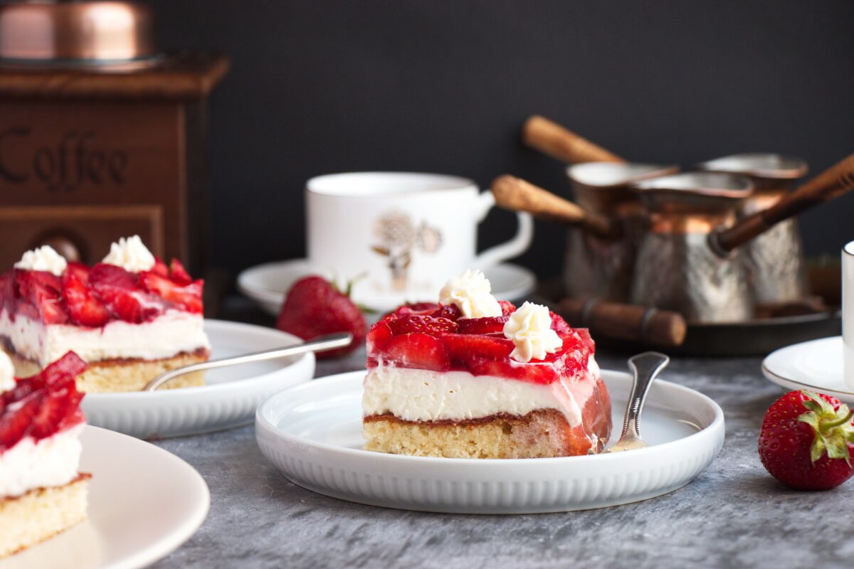 Fresh Strawberry Cake