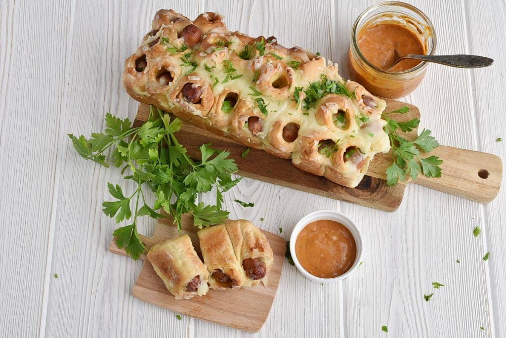 How to serve Best Pigs in a Blanket Pull-Apart Bread