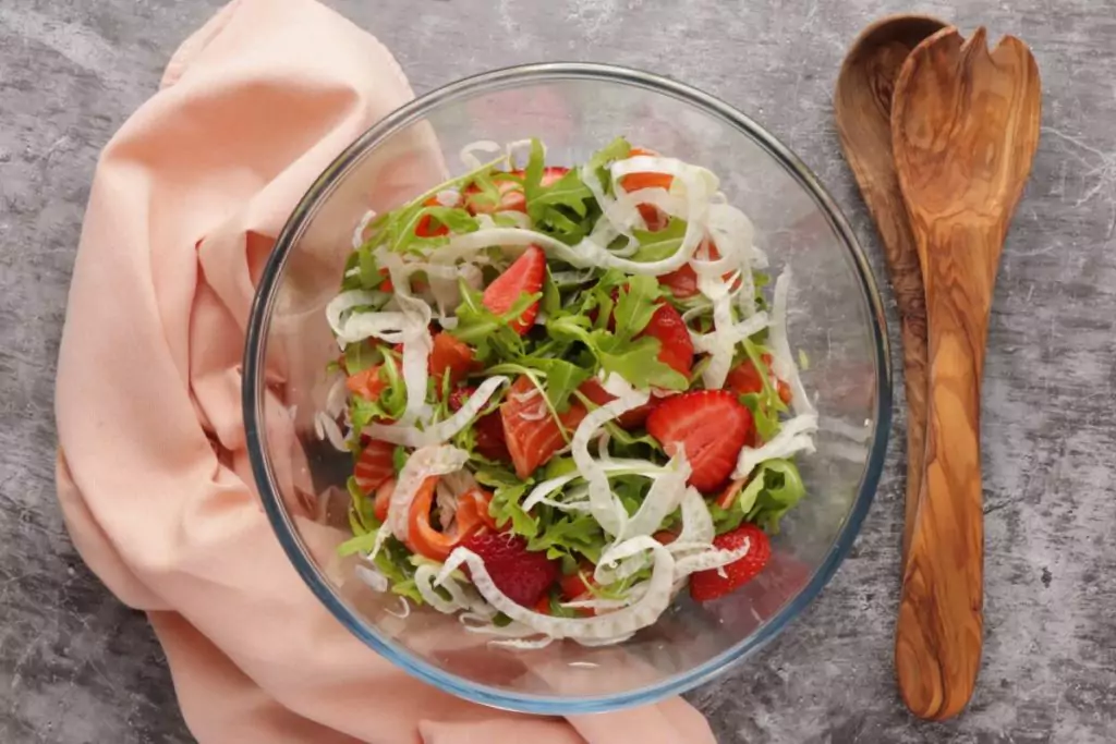 Salmon, Strawberry & Fennel Salad recipe - step 2