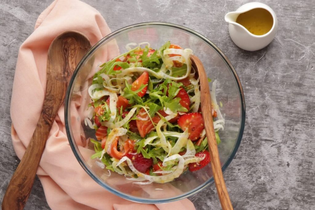 Salmon, Strawberry & Fennel Salad recipe - step 3