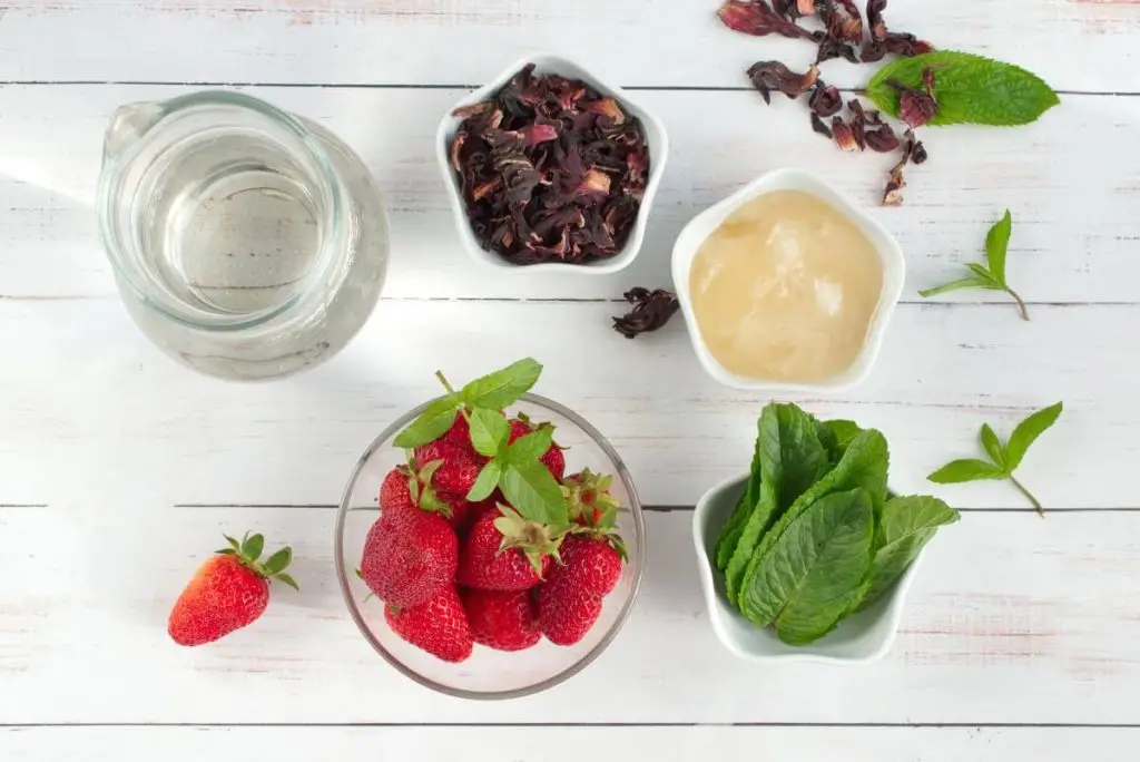Strawberry Honey Hibiscus Iced Tea recipe - Strawberry Honey Hibiscus Iced Tea - Strawberry Mint & Hibiscus Iced Tea