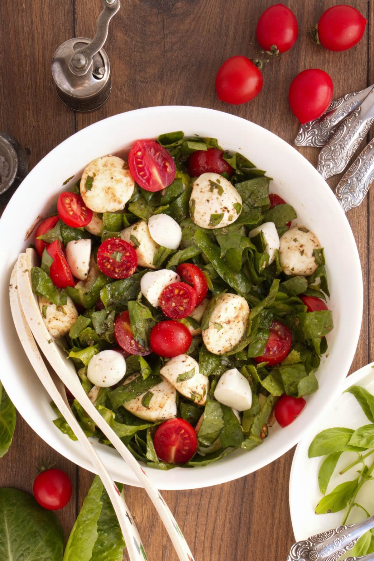 Healthy Tomato Mozzarella Lettuce Salad