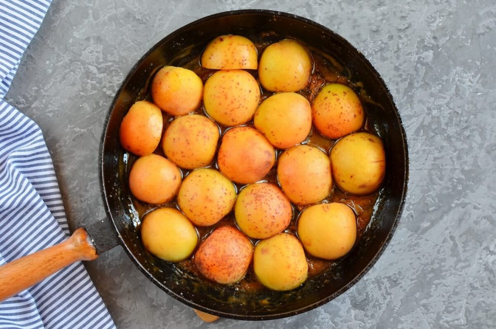 Apricot Tarte Tatin recipe - step 2