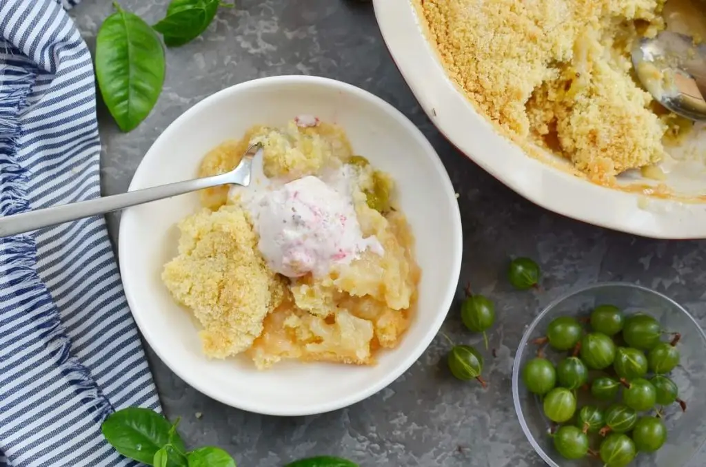 Easy Gooseberry Apple Crumble