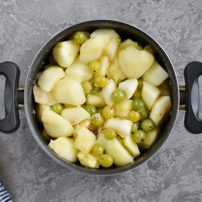 Easy Gooseberry Apple Crumble recipe - step 2