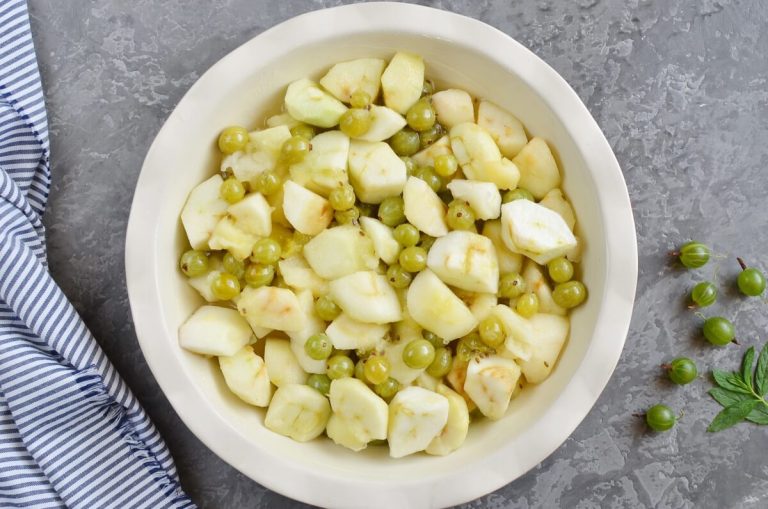 Step 3 - Easy Gooseberry Apple Crumble