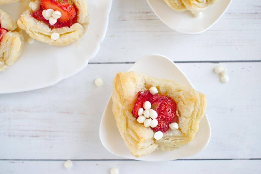 How to serve Easy Puff Pastry Strawberry Tarts