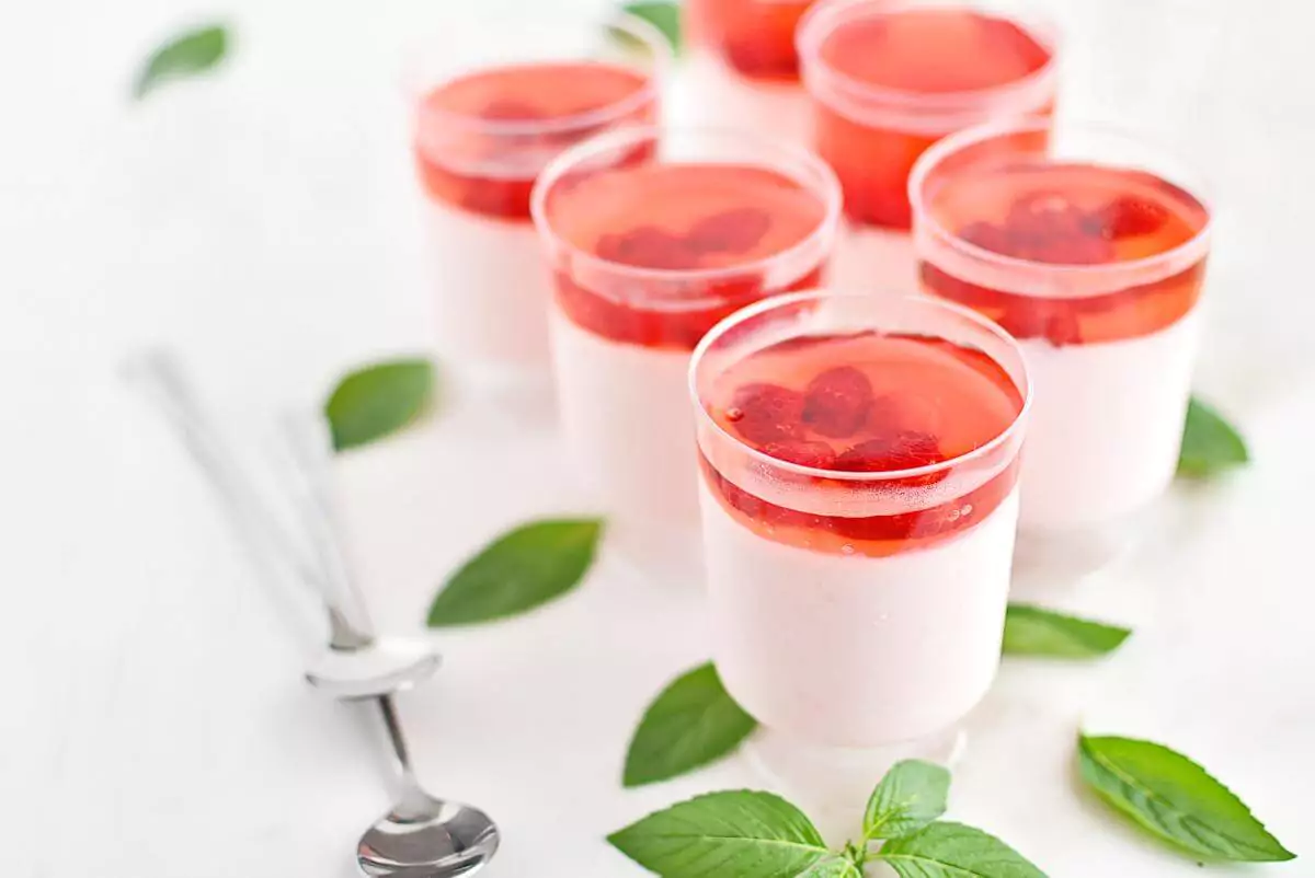 Greek Yogurt Raspberry Jell-O Dessert Recipe–Homemade Greek Yogurt Raspberry Jell-O Dessert–Easy Greek Yogurt Raspberry Jell-O Dessert