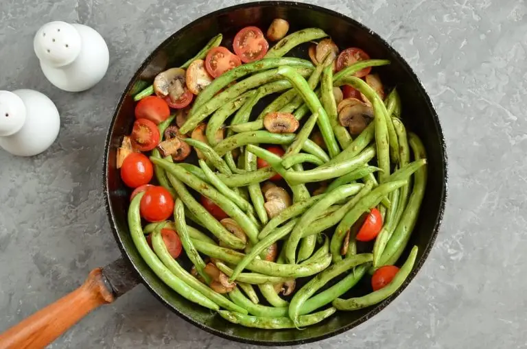 Haricots Verts with Cherry Tomatoes & Mushrooms recipe - step 4