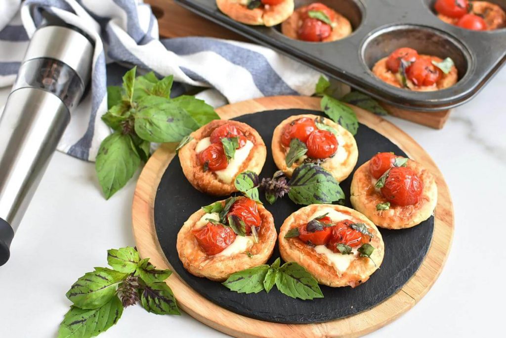 Tomato and mozzarella puffs Recipe–Homemade Tomato and mozzarella puffs–Easy Tomato and mozzarella puffs