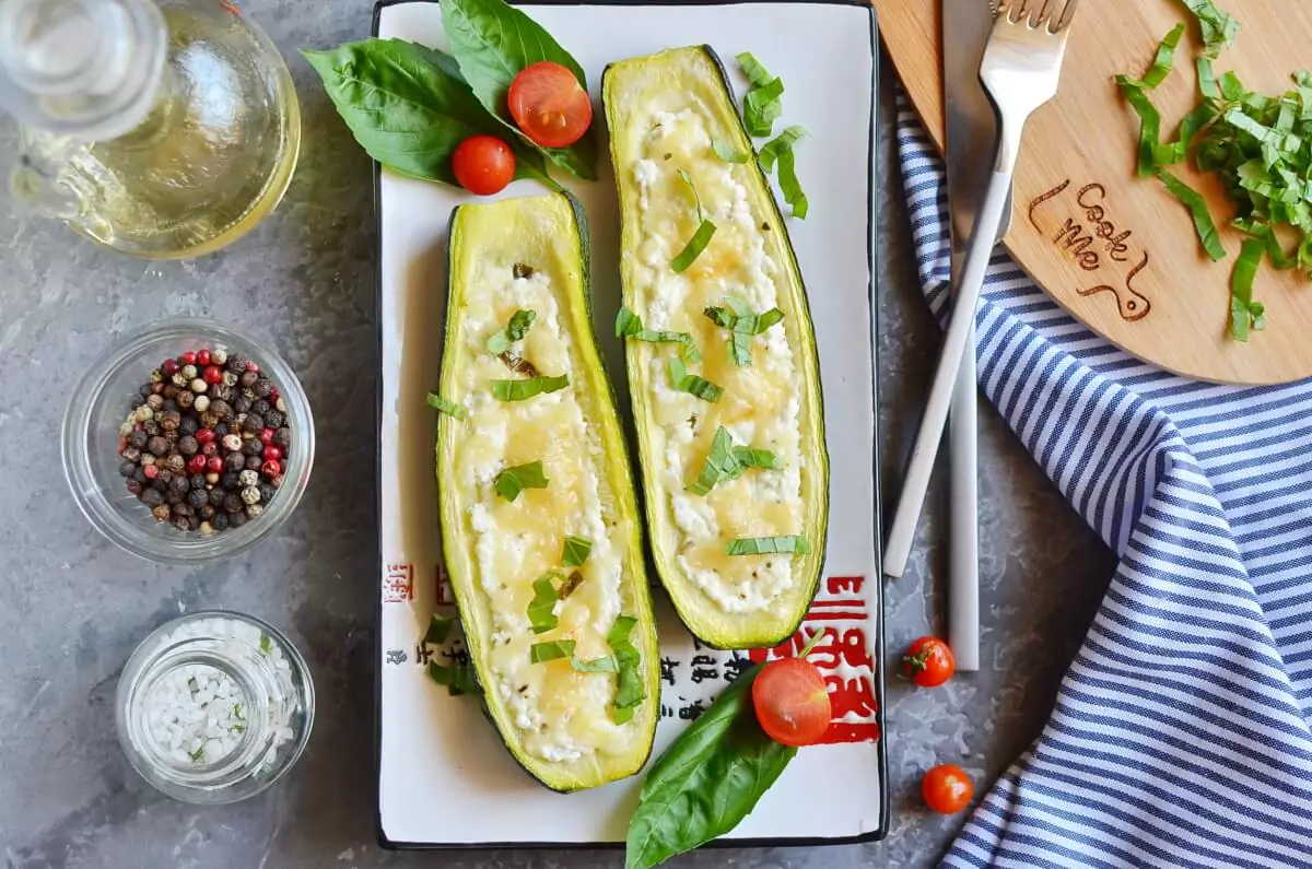 WHITE PIZZA STUFFED ZUCCHINI BOATS Recipe-How To Make WHITE PIZZA STUFFED ZUCCHINI BOATS-Delicious WHITE PIZZA STUFFED ZUCCHINI BOATS