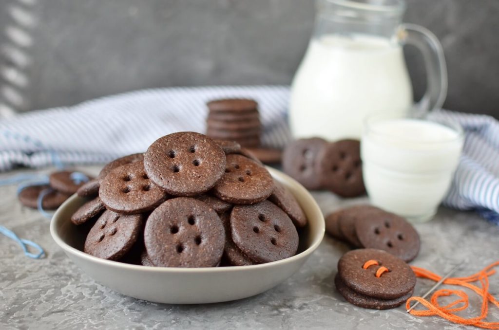 How to serve Spiced Chocolate Shortbread Buttons