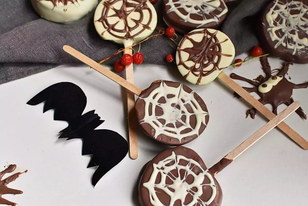 Apple Spider Web Pops Recipes– Apple Spider Web Pops–Easy Apple Spider Web Pops