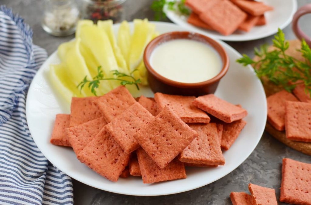 How to serve Beet and Cheddar Crackers