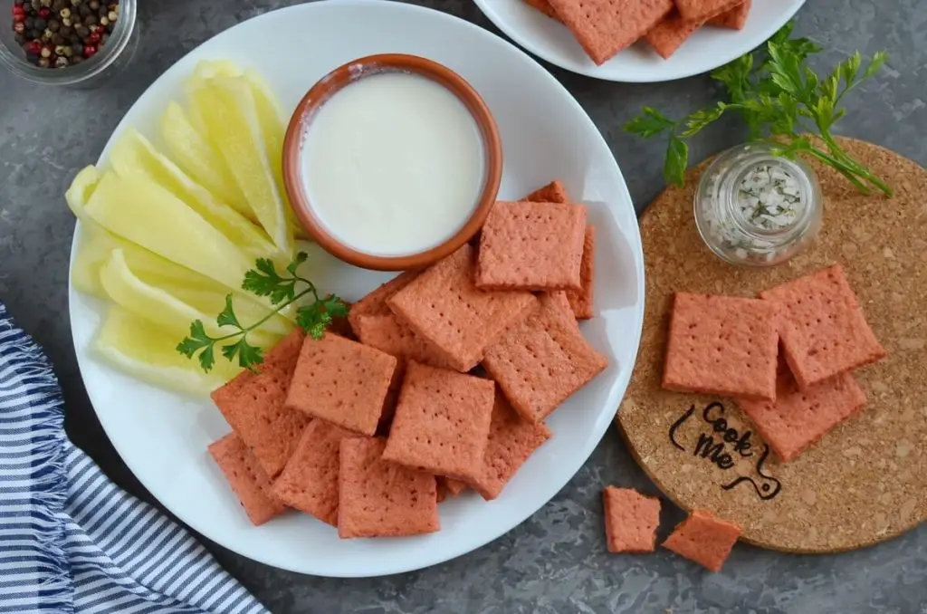 Beet and Cheddar Crackers